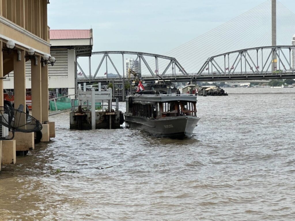 “กองทัพเรือ จัดเรือด่วนสนับสนุนให้บริการประชาชนสัญจรบริเวณโรงพยาบาลวชิระพยาบาล” “กองทัพเรือ จัดเรือด่วนสนับสนุนให้บริการประชาชนสัญจรบริเวณโรงพยาบาลวชิระพยาบาล”