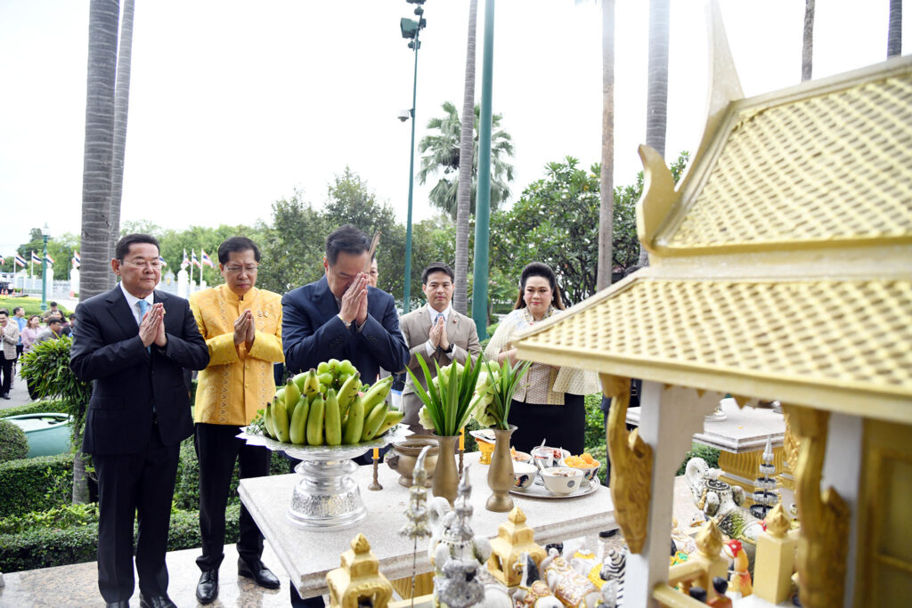 นายกฯ “อนุทิน” สักการะสิ่งศักดิ์สิทธิ์ประจำทำเนียบฯเพื่อความเป็นสิริมงคลก่อนเข้าปฏิบัติงาน บนตึกไทยคู่ฟ้า ทำเนียบรัฐบาล นายกฯ “อนุทิน” สักการะสิ่งศักดิ์สิทธิ์ประจำทำเนียบฯเพื่อความเป็นสิริมงคลก่อนเข้าปฏิบัติงาน บนตึกไทยคู่ฟ้า ทำเนียบรัฐบาล
