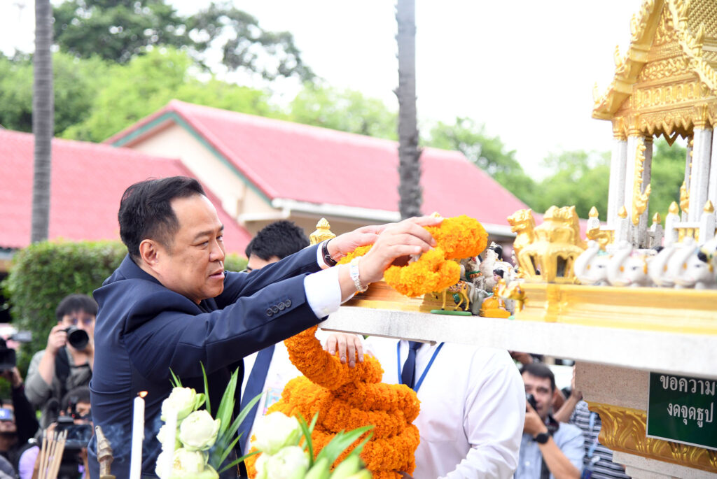 นายกฯ “อนุทิน” สักการะสิ่งศักดิ์สิทธิ์ประจำทำเนียบฯเพื่อความเป็นสิริมงคลก่อนเข้าปฏิบัติงาน บนตึกไทยคู่ฟ้า ทำเนียบรัฐบาล นายกฯ “อนุทิน” สักการะสิ่งศักดิ์สิทธิ์ประจำทำเนียบฯเพื่อความเป็นสิริมงคลก่อนเข้าปฏิบัติงาน บนตึกไทยคู่ฟ้า ทำเนียบรัฐบาล