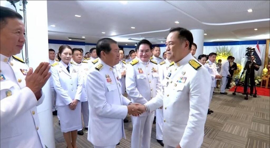 นายกรัฐมนตรีคนที่ 32 ลั่นจะทำงานหนัก เร่งแก้ปัญหา 4 ด้าน ทั้งปากท้อง ชายแดนไทย-กัมพูชา ภัยธรรมชาติ และภัยสังคม ยืนยันยุบสภาฯ ใน 4 เดือน นายกรัฐมนตรีคนที่ 32 ลั่นจะทำงานหนัก เร่งแก้ปัญหา 4 ด้าน ทั้งปากท้อง ชายแดนไทย-กัมพูชา ภัยธรรมชาติ และภัยสังคม ยืนยันยุบสภาฯ ใน 4 เดือน