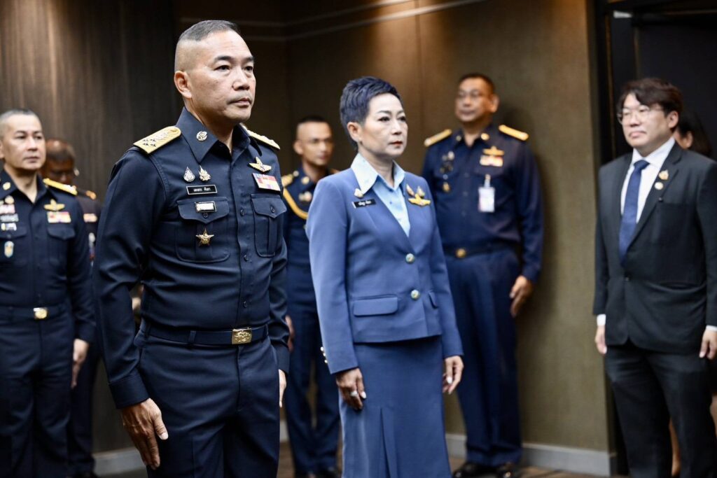 นายกฯ รับเครื่องหมาย “ปีกเหินเวหา” ผู้ทำคุณประโยชน์แก่กองทัพอากาศ ก่อนออกเดินทางเยือน สปป.ลาว อย่างเป็นทางการ นายกฯ รับเครื่องหมาย “ปีกเหินเวหา” ผู้ทำคุณประโยชน์แก่กองทัพอากาศ ก่อนออกเดินทางเยือน สปป.ลาว อย่างเป็นทางการ