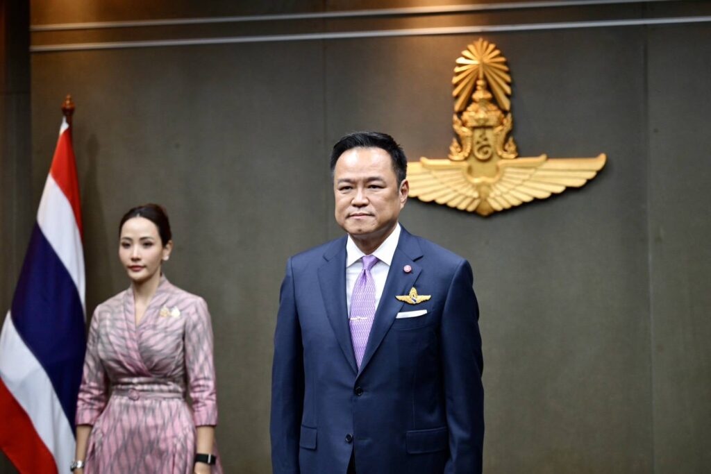 นายกฯ รับเครื่องหมาย “ปีกเหินเวหา” ผู้ทำคุณประโยชน์แก่กองทัพอากาศ ก่อนออกเดินทางเยือน สปป.ลาว อย่างเป็นทางการ นายกฯ รับเครื่องหมาย “ปีกเหินเวหา” ผู้ทำคุณประโยชน์แก่กองทัพอากาศ ก่อนออกเดินทางเยือน สปป.ลาว อย่างเป็นทางการ