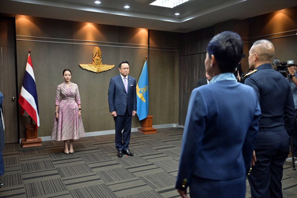 นายกฯ รับเครื่องหมาย “ปีกเหินเวหา” ผู้ทำคุณประโยชน์แก่กองทัพอากาศ ก่อนออกเดินทางเยือน สปป.ลาว อย่างเป็นทางการ นายกฯ รับเครื่องหมาย “ปีกเหินเวหา” ผู้ทำคุณประโยชน์แก่กองทัพอากาศ ก่อนออกเดินทางเยือน สปป.ลาว อย่างเป็นทางการ