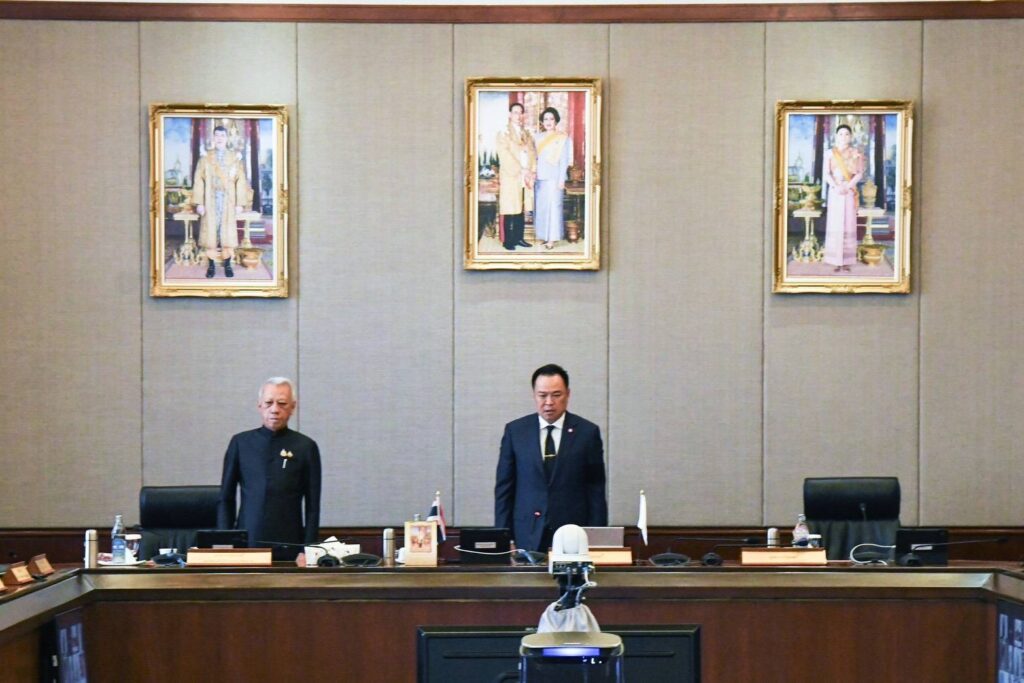 "นายกฯ"กล่าวน้อมรำลึกในพระมหากรุณาธิคุณ สมเด็จพระนางเจ้าสิริกิติ์ พระบรมราชินีนาถ พระบรมราชชนนีพันปีหลวง พร้อมนำคณะรัฐมนตรียืนสงบนิ่งถวายความอาลัย "นายกฯ"กล่าวน้อมรำลึกในพระมหากรุณาธิคุณ สมเด็จพระนางเจ้าสิริกิติ์ พระบรมราชินีนาถ พระบรมราชชนนีพันปีหลวง พร้อมนำคณะรัฐมนตรียืนสงบนิ่งถวายความอาลัย