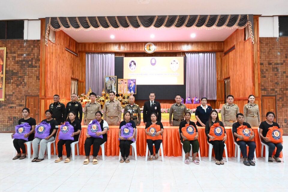 มูลนิธิอาสาเพื่อนพึ่ง (ภาฯ) ยามยาก สภากาชาดไทย เชิญถุงยังชีพพระราชทานมอบแก่ประชาชนผู้ประสบอุทกภัยในพื้นที่จังหวัดเพชรบูรณ์