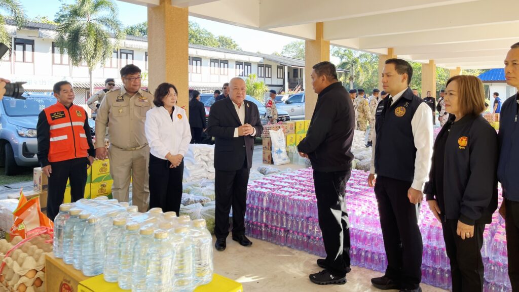 'สว.กิตติศักดิ์' หอบข้าวสาร 1.5 ตัน-น้ำดื่มไม่อั้น ลุยปราจีนฯ ช่วย 5,000 ชีวิต ผู้หนีภัยสู้รบชายแดน ‘สว.ไก่’ หอบข้าวสาร 1.5 ตัน-น้ำดื่มไม่อั้น ลุยปราจีนฯ ช่วย 5,000 ชีวิต ผู้หนีภัยสู้รบชายแดน