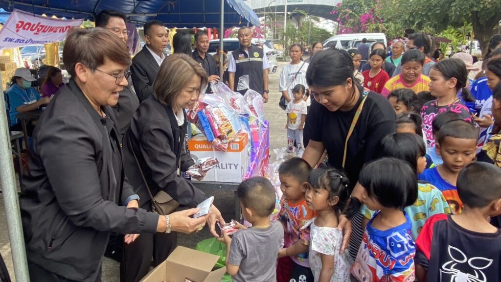 'ดร.พีระพันธ์' มอบถุงยังชีพ ถึงมือครูผู้หนีภัยชายแดน ย้ำสู้ไปด้วยกัน 'ดร.พีระพันธ์' มอบถุงยังชีพ ถึงมือครูผู้หนีภัยชายแดน ย้ำสู้ไปด้วยกัน