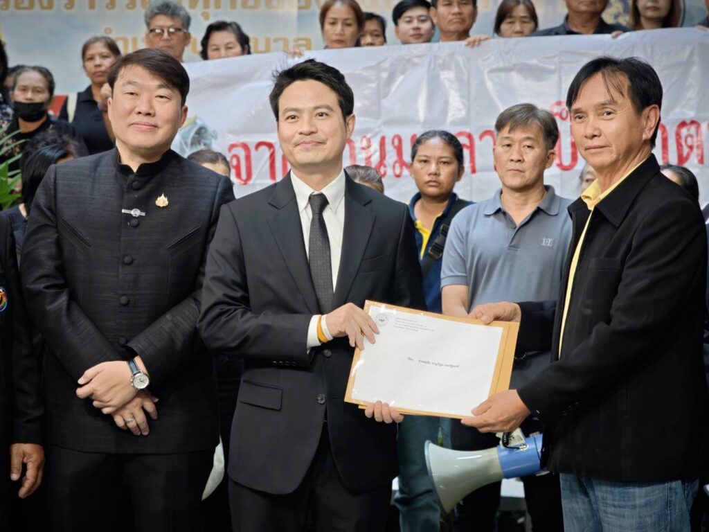 “จากน้ำนมกลายเป็นน้ำตา!” ม็อบโคนม 4 ภาคบุกทำเนียบฯ ผลักดันเงิน 600 ล้าน ช่วยเกษตรกรหนี้ท่วม