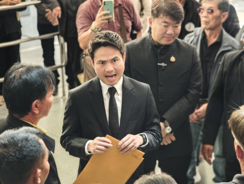 “จากน้ำนมกลายเป็นน้ำตา!” ม็อบโคนม 4 ภาคบุกทำเนียบฯ ผลักดันเงิน 600 ล้าน ช่วยเกษตรกรหนี้ท่วม “จากน้ำนมกลายเป็นน้ำตา!” ม็อบโคนม 4 ภาคบุกทำเนียบฯ ผลักดันเงิน 600 ล้าน ช่วยเกษตรกรหนี้ท่วม