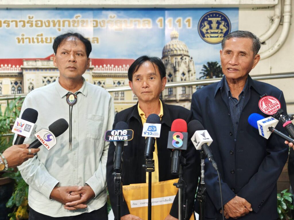 “จากน้ำนมกลายเป็นน้ำตา!” ม็อบโคนม 4 ภาคบุกทำเนียบฯ ผลักดันเงิน 600 ล้าน ช่วยเกษตรกรหนี้ท่วม “จากน้ำนมกลายเป็นน้ำตา!” ม็อบโคนม 4 ภาคบุกทำเนียบฯ ผลักดันเงิน 600 ล้าน ช่วยเกษตรกรหนี้ท่วม