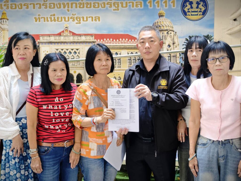 มหากาพย์ 15 ปีไฟไหม้ตลาดปักธงชัย! ชาวบ้านบุกทำเนียบทวงเงิน 15 ล้าน แฉเทศบาลขวางสร้างบ้านใหม่ ผู้ค้าตลาดปักธงชัย ทวงเยียวยา 15 ล้าน ช้ำหนักไฟไหม้ตั้งแต่ปี 54 เงินยังไม่ถึงมือ แฉมหาดไทยดองงบ
