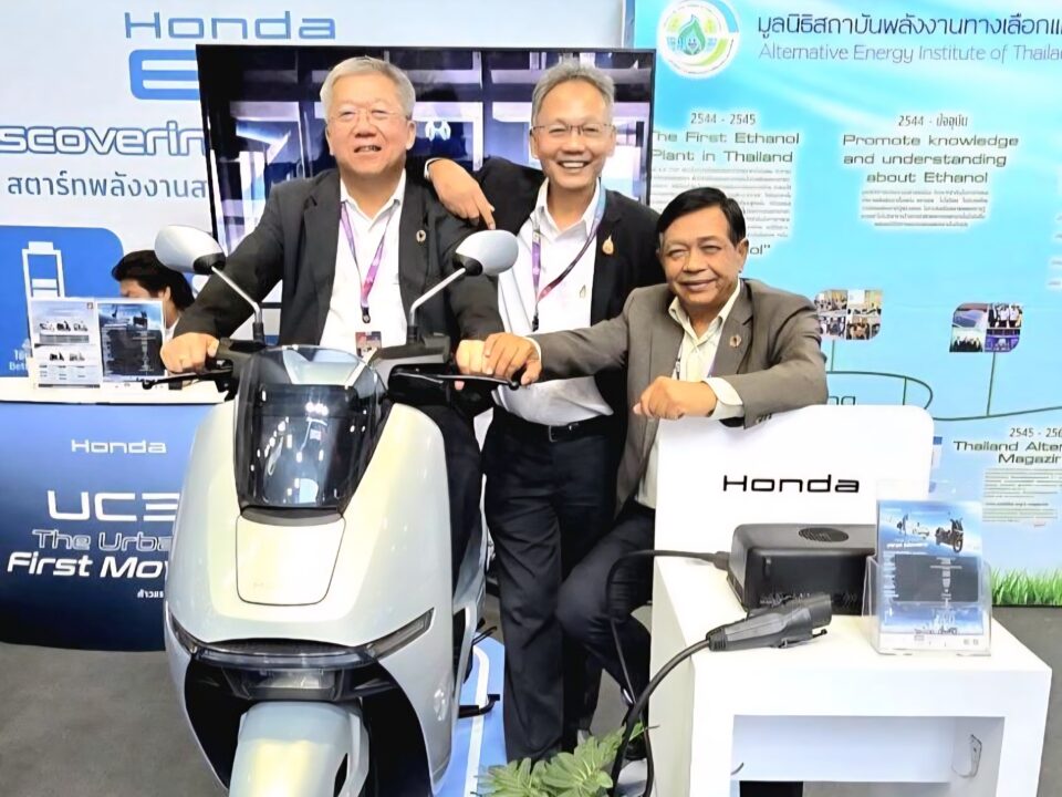 'อลงกรณ์' นำทัพ AIT บุกมอเตอร์โชว์ 2026! ชูธงพลังงานสะอาด-ปั้นอาชีพใหม่ ดันไทยทะยานสู่ Net Zero 'อลงกรณ์' จับมือ 'ดร.ปราจิณ' โชว์นวัตกรรม EV-โซลาร์เซลล์ ปลุกกระแสเศรษฐกิจสีเขียวกลางมอเตอร์โชว์
