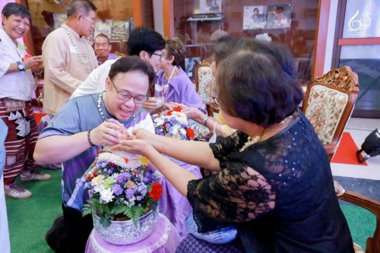 ศิษย์เก่าแมสคอม มช.จัดรดน้ำดำหัวคณาจารย์ “หลา 32” นั่งนายกศิษย์เก่าสื่อสารฯ มช.คนใหม่