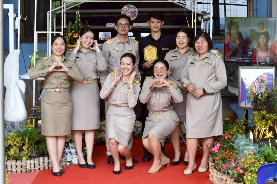 "โรงเรียนบ้านโพนแดง" ชูความสำเร็จ คว้าอันดับ 1 "โรงเรียนสุจริต" มมุ่งเน้นวิชาการควบคู่คุณธรรม "โรงเรียนบ้านโพนแดง" ชูความสำเร็จ คว้าอันดับ 1 "โรงเรียนสุจริต" มมุ่งเน้นวิชาการควบคู่คุณธรรม