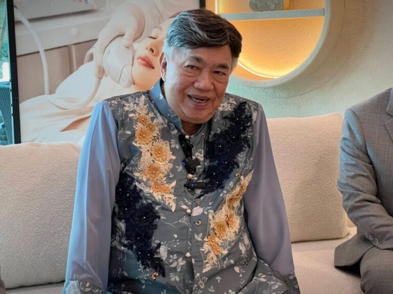 “ดร.เสรี” สุดปลื้ม สำนึกในพระมหากรุณาธิคุณ เปิดใจหลังหายป่วยเนื้องอกในสมอง นอนกอดตุ๊กตาพระราชทานทุกคืน