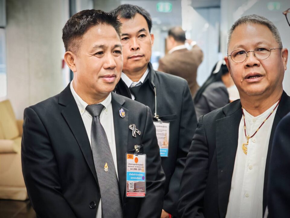 “ผศ.ประพัฒน์” บุกสภาสูง ทวงคืนเก้าอี้อธิการฯ “มทร.ล้านนา” ลั่น ศาลชี้บริสุทธิ์สั่งคืนสิทธิ์ แต่โดนเตะถ่วง “ผศ.ประพัฒน์” บุกสภาสูง ทวงคืนเก้าอี้อธิการฯ “มทร.ล้านนา” ลั่น ศาลชี้บริสุทธิ์สั่งคืนสิทธิ์ แต่โดนเตะถ่วง
