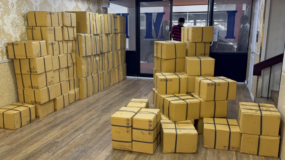 สืบนครบาลบุกยึดยาแก้แพ้ปลอม 2 หมื่นขวด! ซุก 103 ลัง เตรียมส่งลงใต้ สืบนครบาลบุกยึดยาแก้แพ้ปลอม 2 หมื่นขวด! ซุก 103 ลัง เตรียมส่งลงใต้