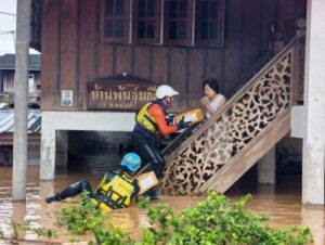 ทีมเพื่อนพึ่ง(ภาฯ)อาสาลุยน้ำช่วยชาวน่านที่ประสบภัยน้ำท่วม พร้อมนำอาหารสำเร็จรูปแจกผู้ที่ติดอยู่ในบ้านเพื่อบรรเทาความเดือดร้อน ทีมเพื่อนพึ่ง(ภาฯ)อาสาลุยน้ำช่วยชาวน่านที่ประสบภัยน้ำท่วม พร้อมนำอาหารสำเร็จรูปแจกผู้ที่ติดอยู่ในบ้านเพื่อบรรเทาความเดือดร้อน