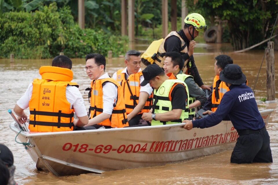รองนายกรัฐมนตรี ลงพื้นที่จังหวัดน่าน เยี่ยมศูนย์ดูแลสุขภาพ-ลงเรือมอบสิ่งของช่วยผู้ประสบอุทกภัย เร่งบรรเทาความเดือดร้อนกลุ่มเปราะบาง รองนายกรัฐมนตรี ลงพื้นที่จังหวัดน่าน เยี่ยมศูนย์ดูแลสุขภาพ-ลงเรือมอบสิ่งของช่วยผู้ประสบอุทกภัย เร่งบรรเทาความเดือดร้อนกลุ่มเปราะบาง