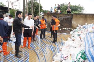 รองนายกรัฐมนตรี ลงพื้นที่จังหวัดน่าน เยี่ยมศูนย์ดูแลสุขภาพ-ลงเรือมอบสิ่งของช่วยผู้ประสบอุทกภัย เร่งบรรเทาความเดือดร้อนกลุ่มเปราะบาง รองนายกรัฐมนตรี ลงพื้นที่จังหวัดน่าน เยี่ยมศูนย์ดูแลสุขภาพ-ลงเรือมอบสิ่งของช่วยผู้ประสบอุทกภัย เร่งบรรเทาความเดือดร้อนกลุ่มเปราะบาง
