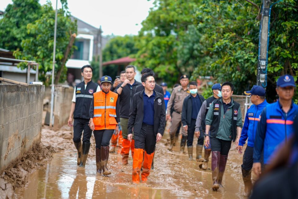 รองนายกฯ “ยศชนัน” ลงพื้นที่เร่งฟื้นฟูอุทกภัย จ.น่าน อีกรอบ ควบคู่ขยายวงเงินฉุกเฉิน 100 ล้าน หลัง ครม. เคาะงบเยียวยา เสียชีวิต 2 ล้าน ด้านท้องถิ่นอำนวยความสะดวกผู้ประสบภัย ไม่ต้องถ่ายเอกสาร-แนบรูป ลัดขั้นตอนแจ้งผู้นำชุมชน ส่งต่ออำเภอดำเนินการเยียวยา รองนายกฯ “ยศชนัน” ลงพื้นที่เร่งฟื้นฟูอุทกภัย จ.น่าน อีกรอบ ควบคู่ขยายวงเงินฉุกเฉิน 100 ล้าน หลัง ครม. เคาะงบเยียวยา เสียชีวิต 2 ล้าน ด้านท้องถิ่นอำนวยความสะดวกผู้ประสบภัย ไม่ต้องถ่ายเอกสาร-แนบรูป ลัดขั้นตอนแจ้งผู้นำชุมชน ส่งต่ออำเภอดำเนินการเยียวยา