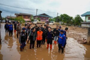 รองนายกฯ “ยศชนัน” ลงพื้นที่เร่งฟื้นฟูอุทกภัย จ.น่าน อีกรอบ ควบคู่ขยายวงเงินฉุกเฉิน 100 ล้าน หลัง ครม. เคาะงบเยียวยา เสียชีวิต 2 ล้าน ด้านท้องถิ่นอำนวยความสะดวกผู้ประสบภัย ไม่ต้องถ่ายเอกสาร-แนบรูป ลัดขั้นตอนแจ้งผู้นำชุมชน ส่งต่ออำเภอดำเนินการเยียวยา รองนายกฯ “ยศชนัน” ลงพื้นที่เร่งฟื้นฟูอุทกภัย จ.น่าน อีกรอบ ควบคู่ขยายวงเงินฉุกเฉิน 100 ล้าน หลัง ครม. เคาะงบเยียวยา เสียชีวิต 2 ล้าน ด้านท้องถิ่นอำนวยความสะดวกผู้ประสบภัย ไม่ต้องถ่ายเอกสาร-แนบรูป ลัดขั้นตอนแจ้งผู้นำชุมชน ส่งต่ออำเภอดำเนินการเยียวยา