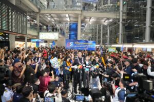คนแห่รับวอลเลย์บอลทีมชาติไทย เดินทางกลับถึงสุวรรณภูมิแล้ว หลังคว้าแชมป์เอเชีย 2026 สามารถตีตั๋วไปโอลิมปิก 2028 ได้สำเร็จ ขณะที่แฟนคลับรอต้อนรับจำนวนมาก คนแห่รับวอลเลย์บอลทีมชาติไทย เดินทางกลับถึงสุวรรณภูมิแล้ว หลังคว้าแชมป์เอเชีย 2026 สามารถตีตั๋วไปโอลิมปิก 2028 ได้สำเร็จ ขณะที่แฟนคลับรอต้อนรับจำนวนมาก