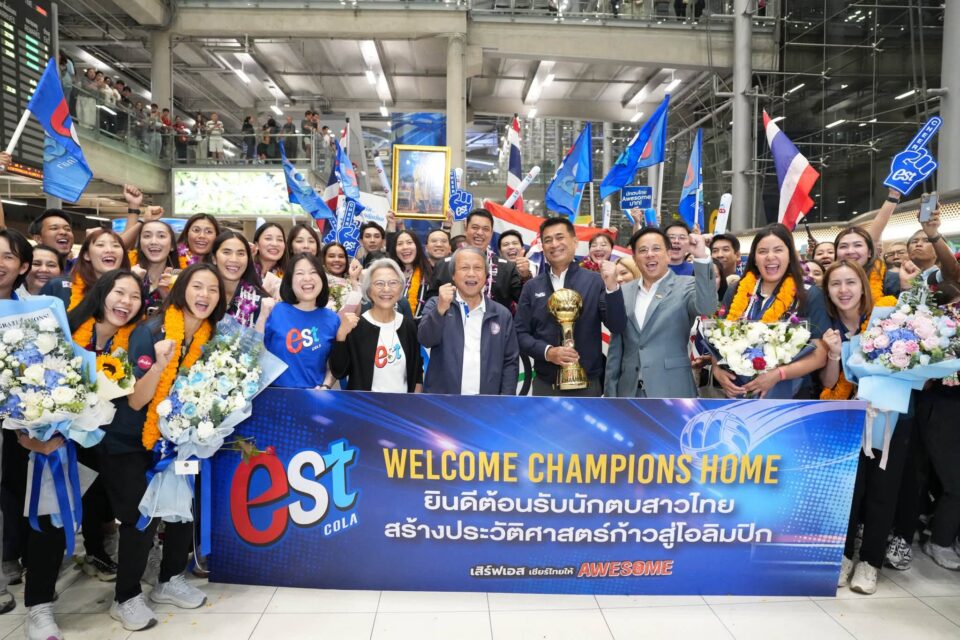 คนแห่รับวอลเลย์บอลทีมชาติไทย เดินทางกลับถึงสุวรรณภูมิแล้ว หลังคว้าแชมป์เอเชีย 2026 สามารถตีตั๋วไปโอลิมปิก 2028 ได้สำเร็จ ขณะที่แฟนคลับรอต้อนรับจำนวนมาก คนแห่รับวอลเลย์บอลทีมชาติไทย เดินทางกลับถึงสุวรรณภูมิแล้ว หลังคว้าแชมป์เอเชีย 2026 สามารถตีตั๋วไปโอลิมปิก 2028 ได้สำเร็จ ขณะที่แฟนคลับรอต้อนรับจำนวนมาก